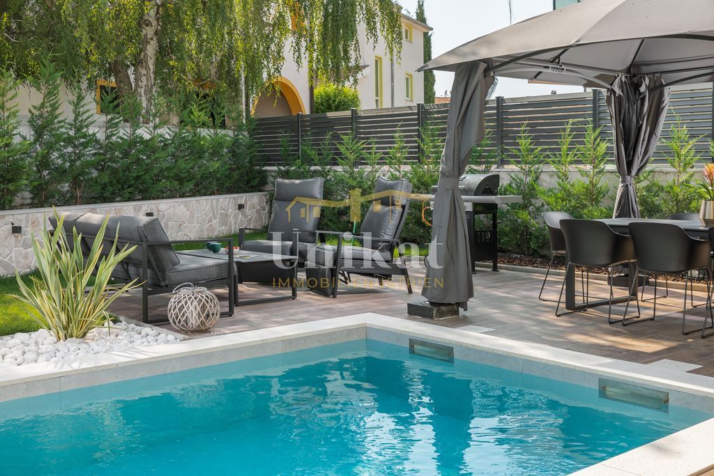 Nova moderna vila samo 400 metrov od morja